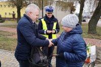 policjanci rozdawali odblaski