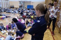 dzieci rysują sznupka
