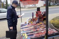 dzielnicowi kontrolują sprzedaż fajerwerków