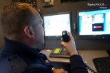 policjant przy monitorze