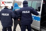 policjanci z zatrzymanym