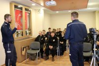 zajęcia policjantów z uczniami