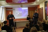 policjant mówi do uczniów