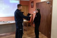 policjant stoi z uczeniem