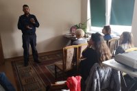debata z udziałem policjanta i pracowników sanepidu