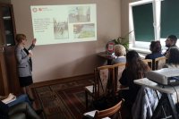 debata z udziałem policjanta i pracowników sanepidu