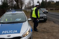 policjant mierzy prędkość i prowadzi działania Kaskadowy Pomiar Prędkości