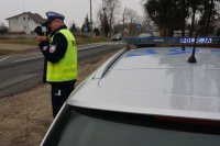 policjant mierzy prędkość i prowadzi działania Kaskadowy Pomiar Prędkości