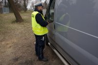 policjant mierzy prędkość i prowadzi działania Kaskadowy Pomiar Prędkości