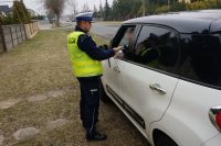 policjant mierzy prędkość i prowadzi działania Kaskadowy Pomiar Prędkości