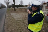 policjant mierzy prędkość i prowadzi działania Kaskadowy Pomiar Prędkości