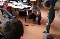 policjanci prowadzą zajęcia z uczniami