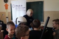 policjanci prowadzą zajęcia z uczniami