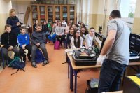 policjanci prowadzą zajęcia z uczniami