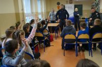 policjanci prowadzą zajęcia z uczniami