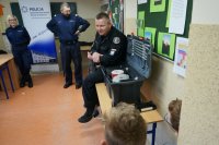 policjanci prowadzą zajęcia z uczniami