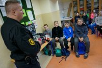 policjanci prowadzą zajęcia z uczniami
