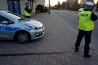 policjanci mierzą prędkość