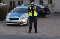 policjanci mierzą prędkość