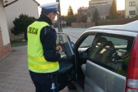 policjanci mierzą prędkość