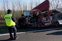 policjanci na miejscu wypadku drogowego