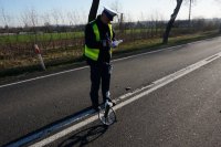 policjanci na miejscu wypadku drogowego