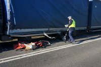 policjanci na miejscu wypadku drogowego