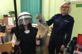 policjanci prowadzą prelekcję