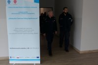 wizyta policjantów w centrum usług społecznych