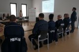 wizyta policjantów w centrum usług społecznych