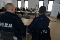 wizyta policjantów w centrum usług społecznych