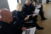 wizyta policjantów w centrum usług społecznych