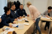 wizyta policjantów w centrum usług społecznych