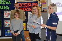 policjantka prowadzi zajęcia profilaktyczne z młodzieżą