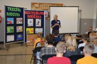 policjantka prowadzi zajęcia profilaktyczne z młodzieżą