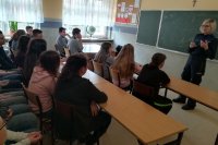 policjantka prowadzi zajęcia profilaktyczne z młodzieżą