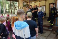 policjantka rozmawia z dziećmi