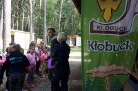 policjantka rozmawia z dziećmi