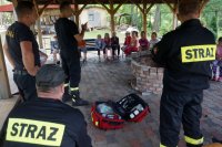 strażacy rozmawiają z dziećmi