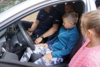 dzieci oglądają radiowóz