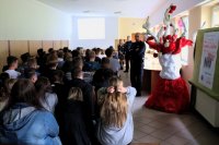 policjanci prowadzą prelekcje dla młodzieży