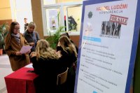 uczestniczki konferencji stoją przy rejestracji gości