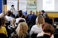 dyrektor szkoły przemawia do uczestników konferencji