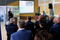 policjantka prowadzi prelekcje dla uczestników konferencji