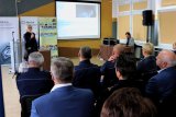 policjantka prowadzi prelekcje dla uczestników konferencji