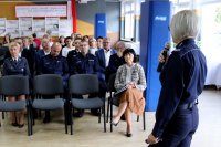 policjantka prowadzi prelekcje dla uczestników konferencji