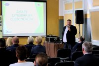 prelegent prowadzi prelekcje dla uczestników konferencji