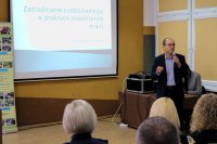 prelegent prowadzi prelekcje dla uczestników konferencji