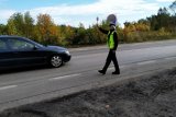 policjantka kontroluje samochód