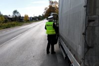 policjantka kontroluje samochód